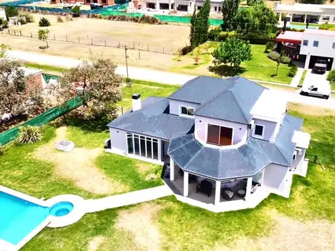 Imponente chalet de 5 ambientes en Fincas de San Vicente