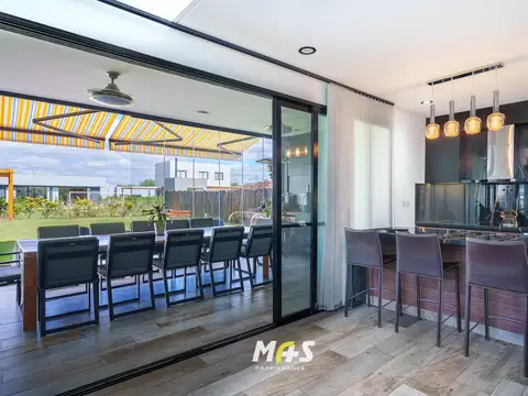 Casa 6 ambientes con 5 baños