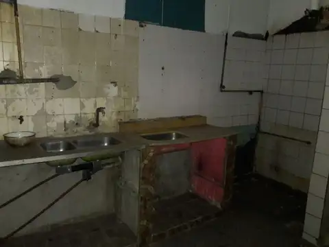 PLAZA CONSTITUCION  LOCAL 108mts2 CUBIERTOS con dormitorio, cocina y baño al fondo 