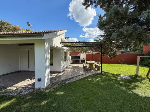 Casa en venta de 1 habitación con gran jardín y pileta en el centro de Funes