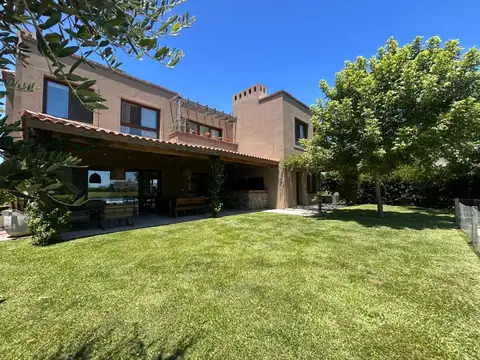 Casa Moderna 4 dormitorios   escritorio   playroom   sala de tv a la Laguna-Puertos del Lago-Marinas