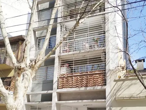 Depto de 2 Ambientes al frente c/balcon, super luminosos.