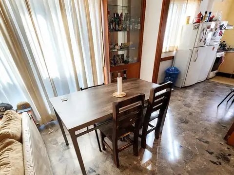 SOLIDA CASA DE 3 AMBIENTES (TIPO PH) EN PLANTA BAJA CON JARDIN O FONDO EN VENTA. OLIVOS