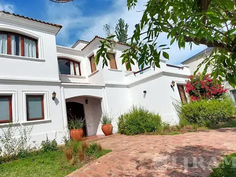 Casa en Venta con 2 cocheras