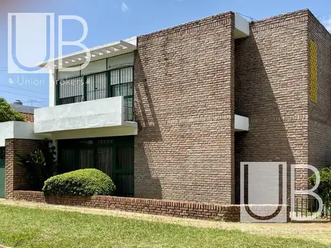 Casa de 5 ambientes en dos plantas, sobre lote propio