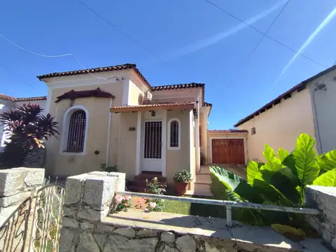 CASA CON POTENCIAL COMERCIAL EN ALTA GRACIA