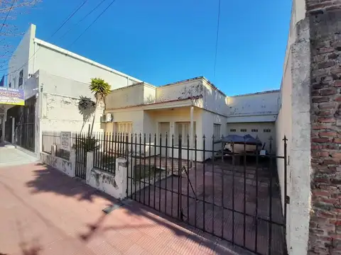 VENDO CASA CÉNTRICA EN ESQUINA CORRIENTES.