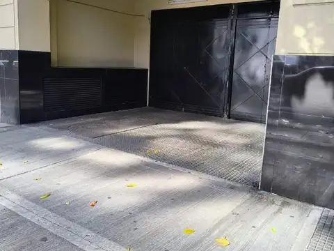 Cochera Privada cubierta en 2do nivel en Av. Belgrano 1300.
