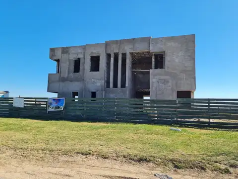 Casa 9 ambientes con 4 baños