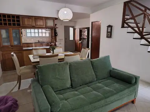 Casa 4 ambientes con 2 baños