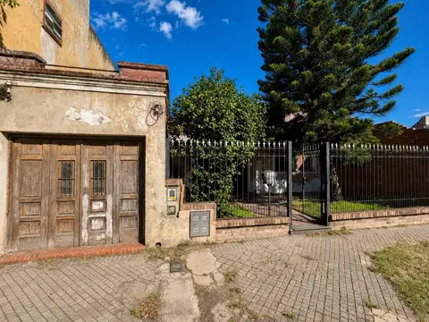 EN VENTA - CASA AL FRENTE DOS DORMITORIOS CON COCHERA - BARRIO LAS HERAS, ROSARIO.