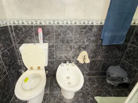 CASA VENTA BERAZATEGUI CON MONOMABIENTE AL FRENTE