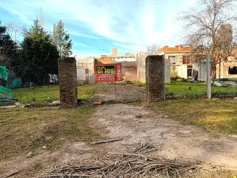 Lote de 1782 m2 c/salida por ambas calles frente y ctra-frte