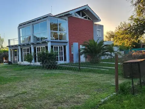 Casa 5 ambientes con 4 baños