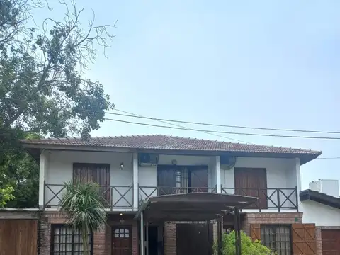 Casa en venta - 2 Dormitorios 4 Baños - Villa Gesell