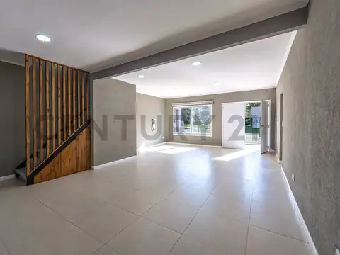 VENTA CASA 4 AMBIENTES EN BARRIO CERRADO ÁLVAREZ DEL BOSQUE – MORENO