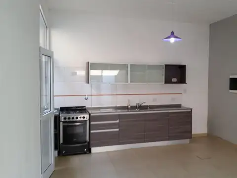 Depto Tipo Casa en Alquiler en Lomas del Mirador, $ 980.000