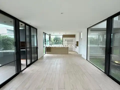 Casa en Venta con 4 cocheras