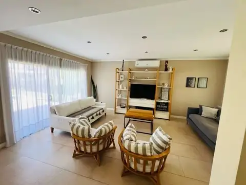 Casa 4 ambientes con 3 baños