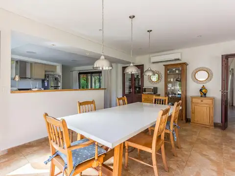 Casa 6 ambientes con 4 baños