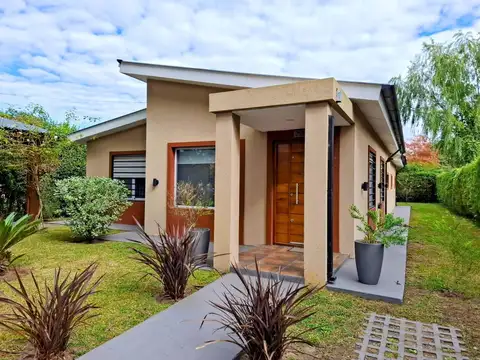 Casa en venta - 2 Dormitorios 2 Baños - San Bernardo Del Tuyu