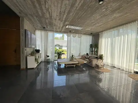 Hermosa casa a estrenar en country Banco provincia
