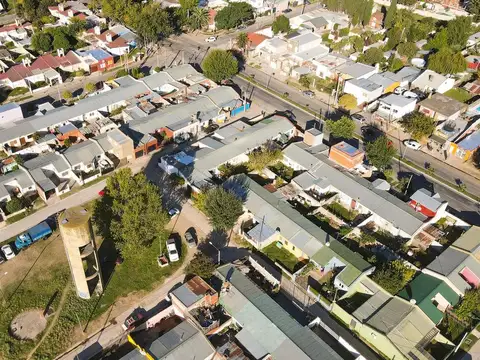 CASA DE BARRIO EN Bº 17 DE AGOSTO 3 DORM.