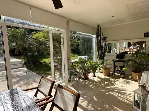Casa 8 ambientes con 2 baños