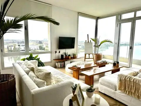 Departamento duplex en esquina, con pileta y parrilla.