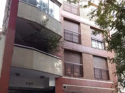 Departamento 3 ambientes c/ living comedor y balcón aterrazado con parrilla.