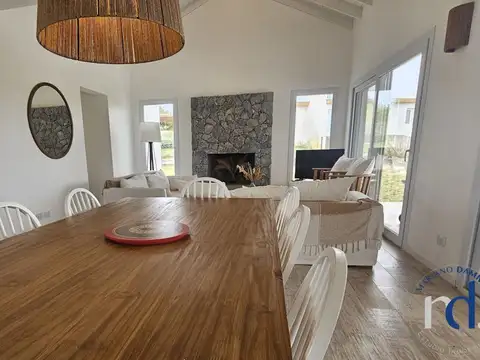 Casa 4 ambientes con 2 baños
