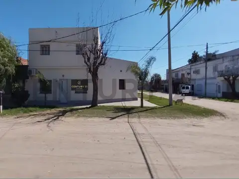 VENTA  de Casa de 4 Dormitorios en Barrio Transporte, Santa Fe. .
