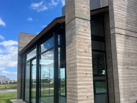 Casa en Alquiler con 2 cocheras