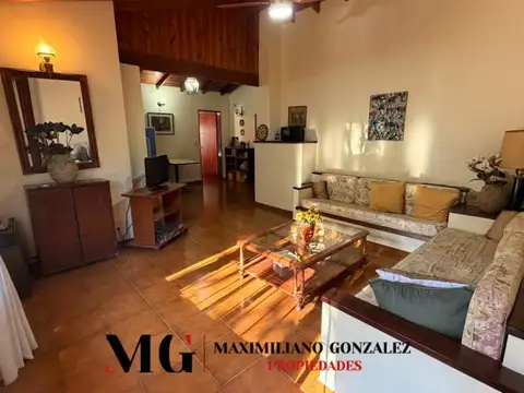 Casa 6 ambientes con 2 baños