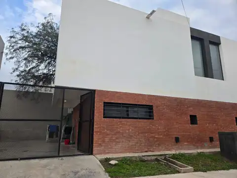 ZONA LA ESTANZUELA - DUPLEX 2 DORM 2 BAÑOS COCHERA