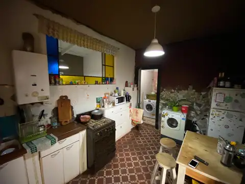 6 e/ 75 y 76 - CASA de 2 DORMITORIOS + EXCELENTE GALPÓN