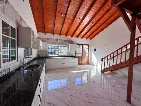 Casa en Alquiler con 1 cochera