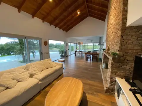 Casa 6 ambientes con 3 baños