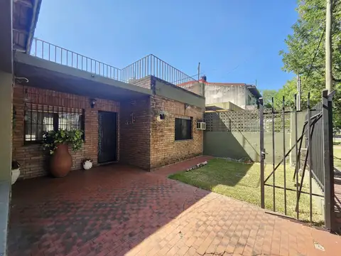 Venta casa de 3 dormitorios, patio y cochera en Fisherton