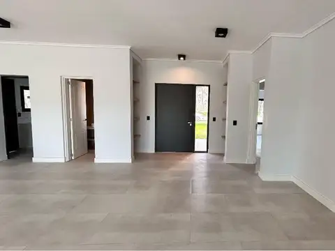 Venta importante casa a estrenar en Medal Pilar -  Gran Lote al Golf