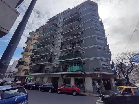 Departamento de 3 ambientes al frente c/balcón