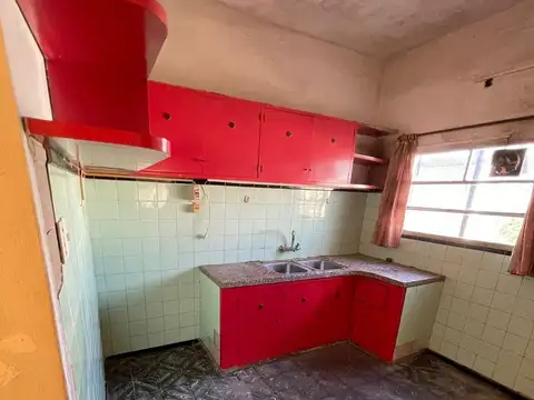 Casa 6 ambientes con 2 baños