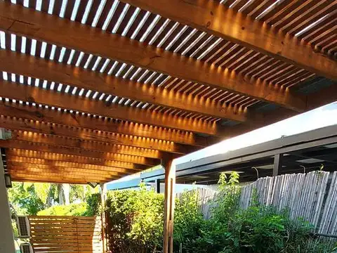 Casa en Alquiler con 2 cocheras
