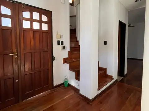 Casa en alquiler c/ cochera en Merlo