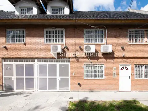 Venta Triplex con cochera, patio con parrilla y playroom en Haedo Norte.