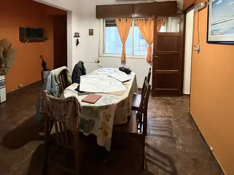 Casa en planta alta de contrafrente con dos dormitorios