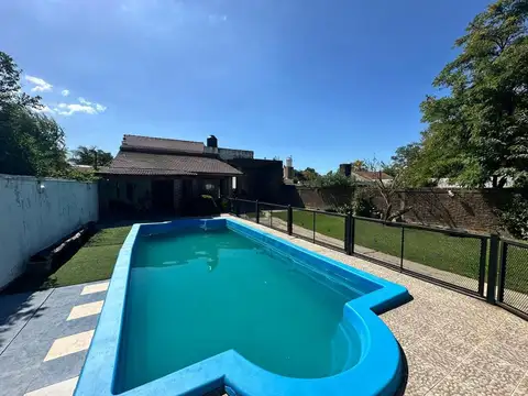 VENTA CASA CON PATIO y PILETA R.CALZADA