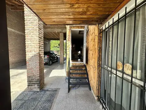 VENTA CASA CON PATIO y PILETA R.CALZADA