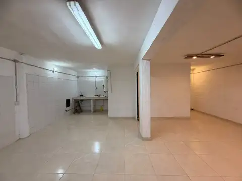Local comercial de aprox 60 m2 con dos baño.