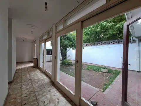 Casa 7 ambientes con 2 baños